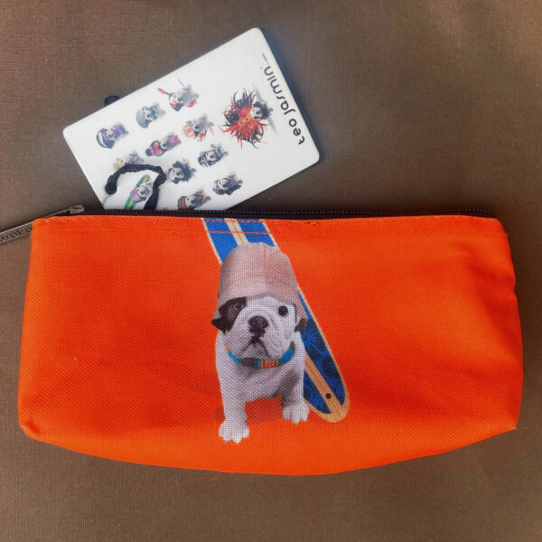 Teo Jasmin – Estuche con diseño de bulldog surfista