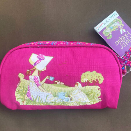 Holly Hobbie – Estuche rosa con ilustración clásica
